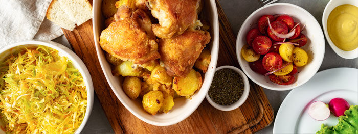 Gebackene Hünchenfiletstücke mit Kartoffeln, Kraut- und Tomatensalat Gebackene Hünchenfiletstücke mit Kartoffeln, Kraut- und Tomatensalat