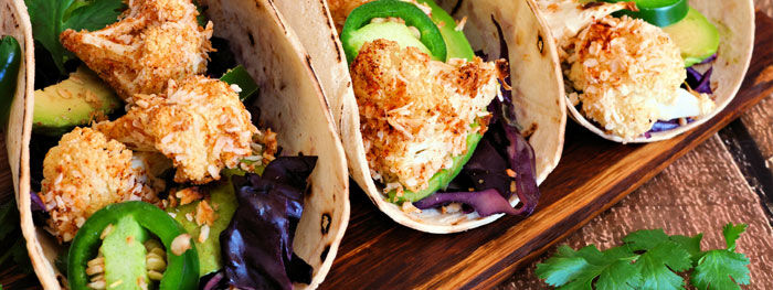 Gebackener Blumenkohl mit Avocado, Paprika und Rotkohl Gebackener Blumenkohl mit Avocado, Paprika und Rotkohl