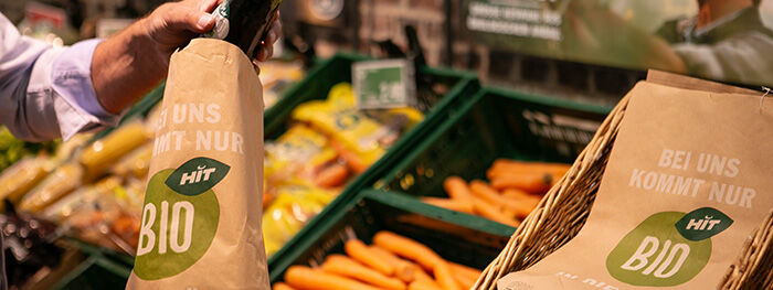 HIT Markt Dormagen, Obst- und Gemüseabteilung mit Bio-HIT Papiertüte für Obst und Gemüse HIT Markt Dormagen, Obst- und Gemüseabteilung mit Bio-HIT Papiertüte für Obst und Gemüse